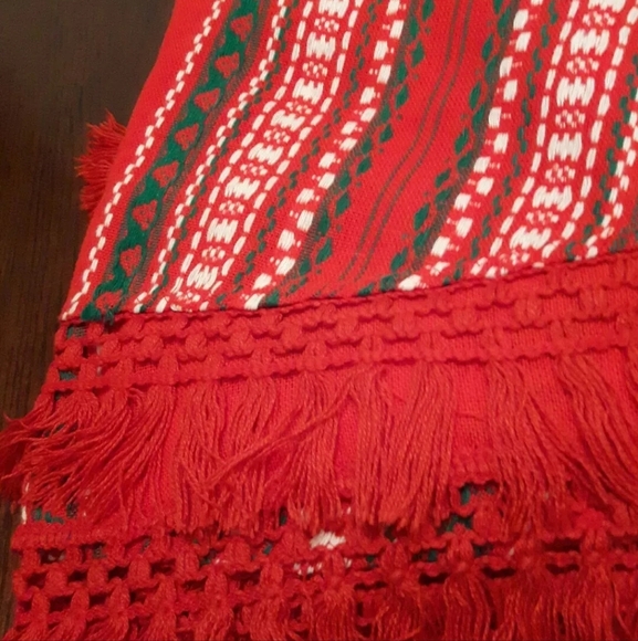 Beautiful vintage oval tablecloth red cotton blend crochet fringe holiday 64x66 - Picture 5 of 5